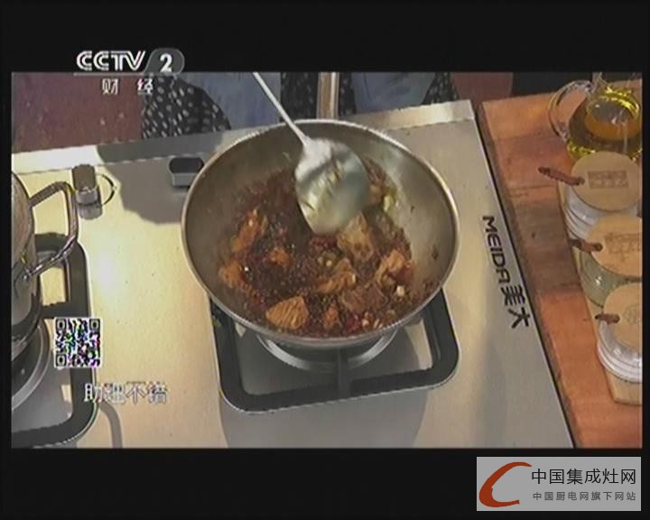 小丫陪你《回家吃飯》，美大集成灶助力健康廚房